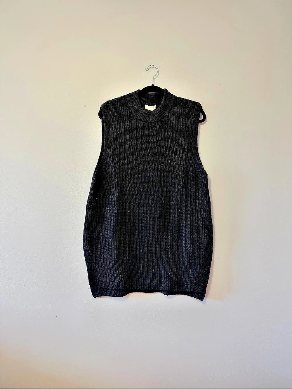 H&Medium Sleeveless Knit Sweater in Black Size Medium